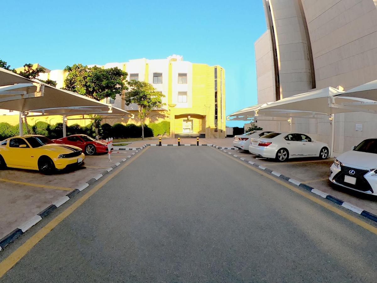 Al Corniche Hotel Jeddah Exterior photo Parking at the complex