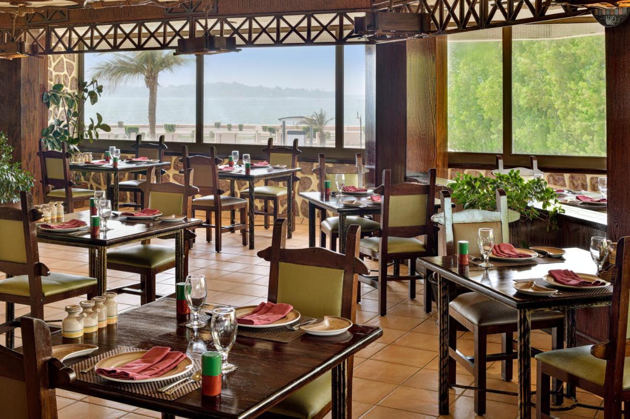 Al Corniche Hotel Jeddah Exterior photo The restaurant